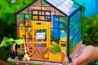 DIY Miniature Greenhouse Doll House