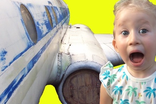 ОГРОМНЫЙ САМОЛЕТ! Поднимаемся по трапу настоящего самолета - Real huge AIRPLANE