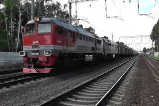 Тепловоз 2М62У-0200 с грузовым составом