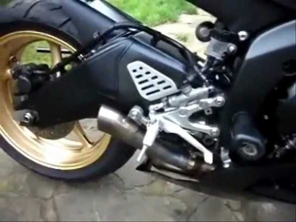 2010 Yamaha R6 Stock exhaust sound VS Akrapovic