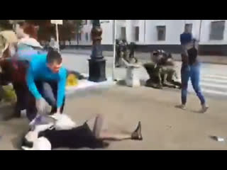 Лежу, убили! Ан нет... Показалось. Сейчас только юбку поправлю и снова на провокацию.