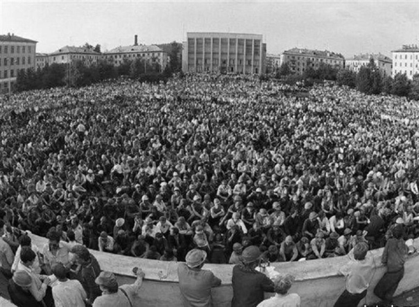 Как Хрущев митинг расстреливал. Новочеркасск (Ростовская область), 1-2 июня 1962 года. СССР начала 1960-х постепенно нащупывал контуры будущего краха. Крайне неумелая экономическая политика