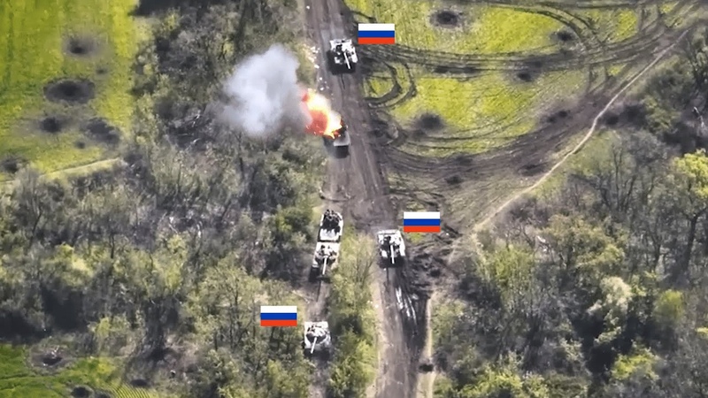 Terrifying Moment Ukrainian Forces Blow Up Russian Tank Convoy Near