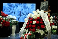 В москве простились с актером гаркалиным. Немцов борис похороны хакамада. Похороны марка рудинштейна. Лев дуров прощание и похороны. Прощание с львом рубинштейном.