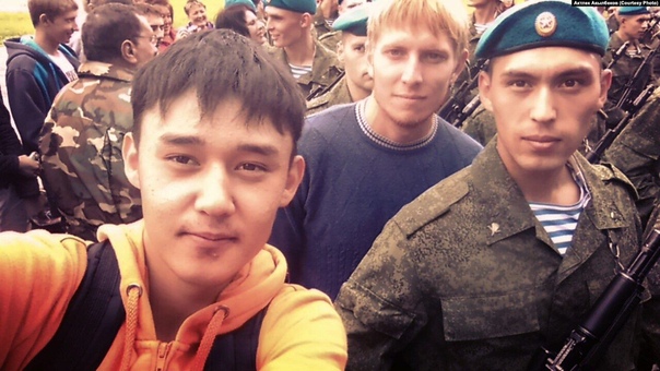 Казарма из песка. Омск, 12 июля 2015 года. 11 июля 2015 года на территории 242-го учебного центра ВДВ в поселке Светлом под Омском было многолюдно. Новобранцы, прибывшие за месяц до этого из