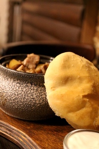 Запечённое мясо в горшочке