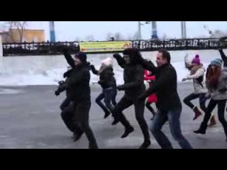 Девушка в Перми встречает парня из армии.