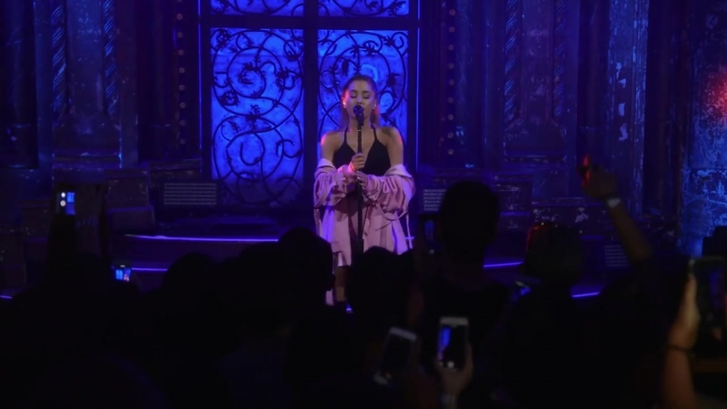 Ariana Grande Leave Me Lonely ( Vevo