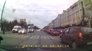 В Твери маршрутчик чуть не сбил двух девушек на зебре