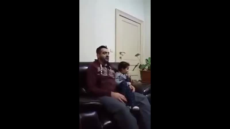 дочка исправляет отца, при чтении