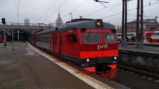 Электропоезд ЭД2Т-0036 отправляется с Казанского вокзала.