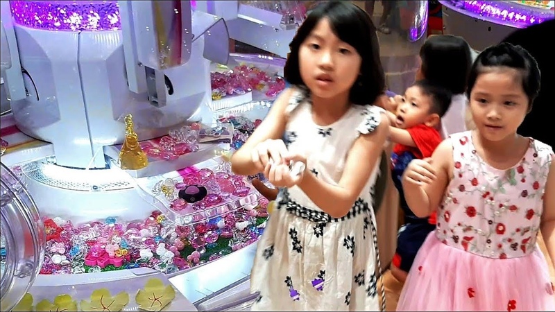 Gia Linh Blue Sea và Silent Sea chơi trò chơi gắp kim cương trong Siêu thị