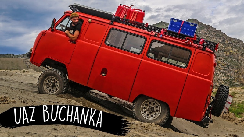 Vanlife im Wohnmobil Model und Blogger reisen in ausgebautem UAZ Buchanka,