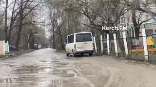 В Керчи тротуар около детского сада №11 стал дорогой