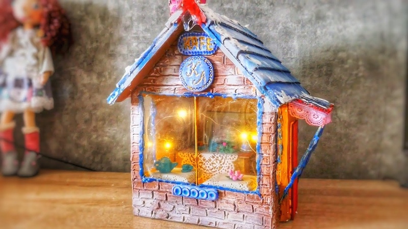 A Winter Cafe on New Years Eve, Decorations for New