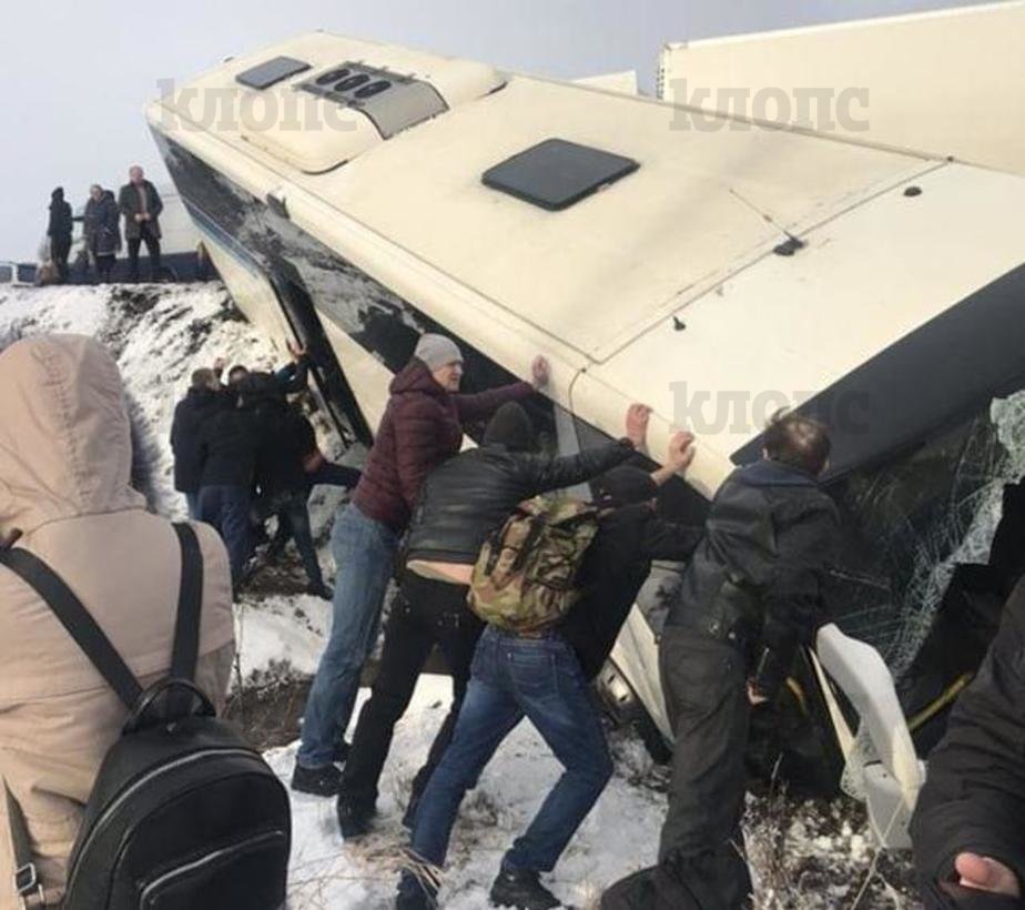 Под Черняховском пассажирский автобус столкнулся с фурой и опрокинулся в кювет Это картинка