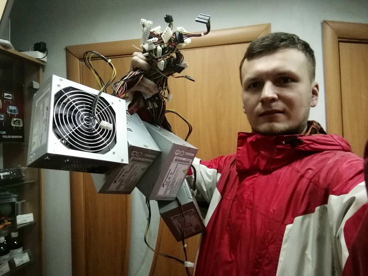 Гаранин несет системник ТПУ