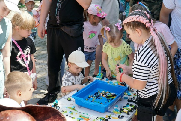 Сегодня на улицах Евпатории по-особенному солнечно и...