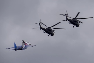 Су-27 и “Беркуты“ проход одним строем на скорости 220 км/ч.