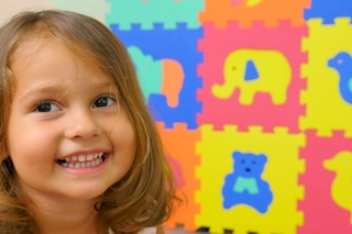 Eitici ocuk oyunlar - Selin ve Nail Baba Puzzle yapyorlar! ocuk arklar - ceviz adam!