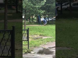 Бабка против качелей (продолжение бабка мажет фикалиями качели)