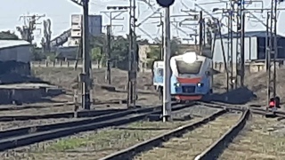 Первый день октября 4 вагона! ЭП2Д-0111 прибывает и отправляется со станции Евпатория-Товарная